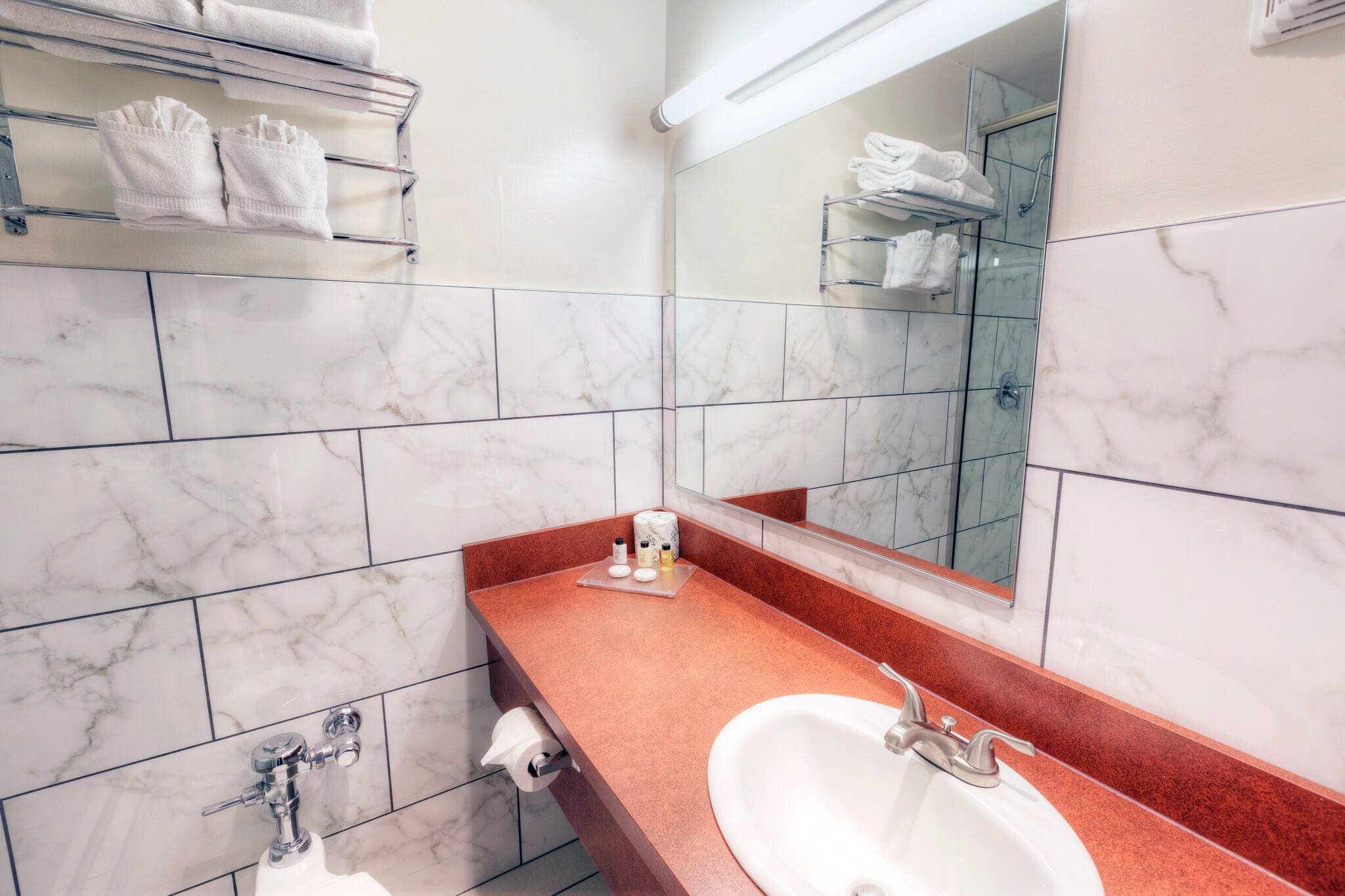 Hotel Ruby's Premium King bathroom & sink